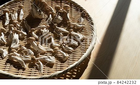 ぶなしめじ|ざるで天日干しイメージ ぶなしめじ|ざるで天日干しイメージ 84242232