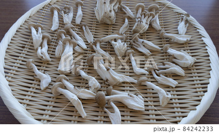 ぶなしめじ｜ざるで陰干しイメージ 84242233