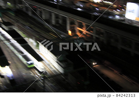 終電近い田端駅を行く、保線車両 84242313