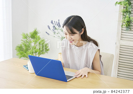 女性 パソコン 驚き リビング 女性 パソコン 驚き リビング 84242377