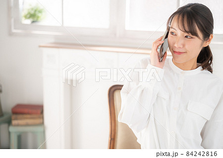 スマホで会話する美しいアジア人 日本人 女性のズーム コピースペースありの写真素材