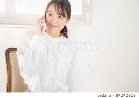 スマホで会話する美しいアジア人(日本人)女性のズーム コピースペースあり スマホで会話する美しいアジア人(日本人)女性のズーム コピースペースあり 84242818
