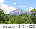 6月の信州、野辺山高原から見る初夏の新緑に包まれた八ヶ岳最高峰の赤岳 84244623