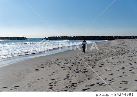砂浜を歩く 84244991