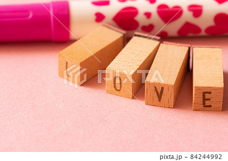 「LOVE」の順に並べたブロック 84244992