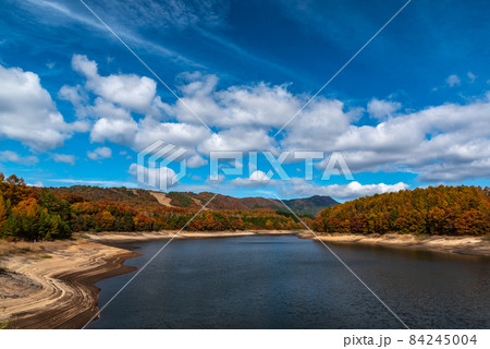 紅葉が美しい秋の恩原湖 紅葉が美しい秋の恩原湖 84245004