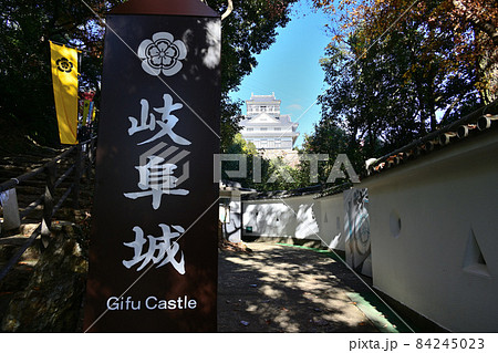 青空の岐阜城 天守閣と城壁 青空の岐阜城 天守閣と城壁 84245023