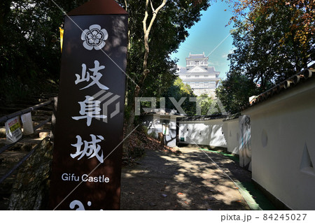 青空の岐阜城　天守閣と城壁 84245027