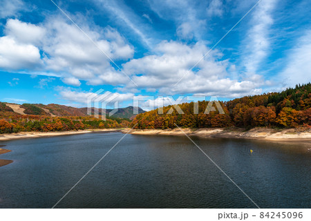 紅葉が美しい秋の恩原湖 84245096