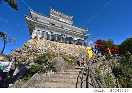 青空の岐阜城 天守閣と城壁 青空の岐阜城 天守閣と城壁 84245119