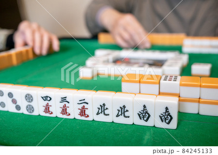 電動麻雀卓で麻雀をしているところ 電動麻雀卓で麻雀をしているところ 84245133