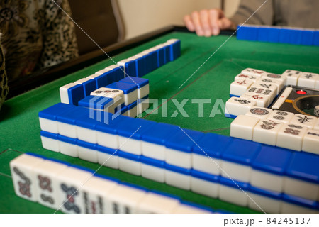 電動麻雀卓で麻雀をしているところ 84245137