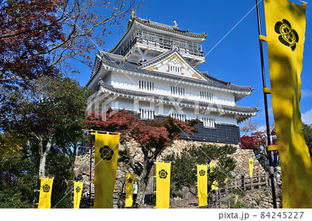 青空の岐阜城 天守閣と城壁 青空の岐阜城 天守閣と城壁 84245227