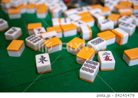 電動麻雀卓で麻雀をしているところ 84245479