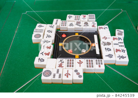 電動麻雀卓の上の麻雀牌 電動麻雀卓の上の麻雀牌 84245539