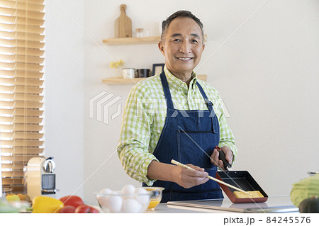 料理をする60代前半の男性 カメラ目線 笑顔のポートレート 料理をする60代前半の男性 カメラ目線 笑顔のポートレート 84245576