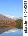 快晴の信州白馬、美しい紅葉と北アルプスの山並みを水面に映す青木湖の晩秋 84246256