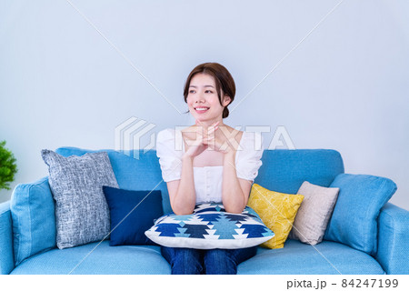 部屋でくつろぐ若い女性 84247199