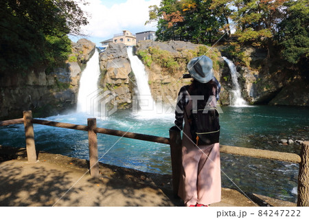 静岡県の渓谷にある美しい五竜の滝を見る女性の姿 静岡県の渓谷にある美しい五竜の滝を見る女性の姿 84247222