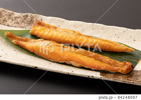 トラウトサーモンハラスの塩焼き 84248097