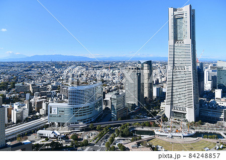 日本の横浜都市景観 横浜のみなとみらいや桜木町駅、横浜の街並みなどを望む 84248857