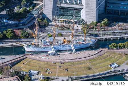日本の横浜都市景観 みなとみらいの日本丸などを望む 日本の横浜都市景観 みなとみらいの日本丸などを望む 84249130