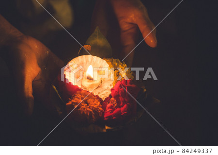 北インド ヒンドゥー教徒の聖地バラナシ礼拝儀式プジャーでガンジス川へ祈りのお花とロウソクを流す 北インド ヒンドゥー教徒の聖地バラナシ礼拝儀式プジャーでガンジス川へ祈りのお花とロウソクを流す 84249337