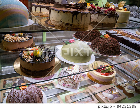 北欧のケーキ屋さんに並ぶいろいろなホールケーキ 84251588