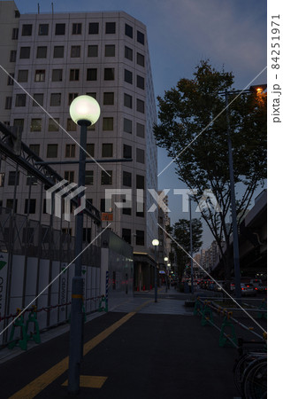 大阪市北区・国道1号線沿い歩道の風景 大阪市北区・国道1号線沿い歩道の風景 84251971