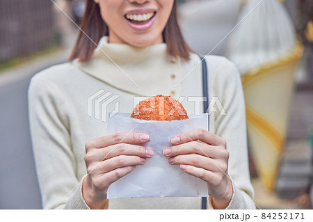 湯布院で食べ歩きをする若い女性 湯布院で食べ歩きをする若い女性 84252171