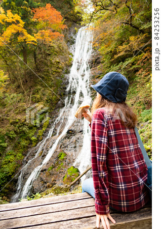 紅葉の滝を見て休憩するミドル女性 84253256