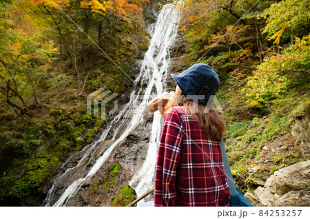 紅葉の滝を見て休憩するミドル女性 84253257