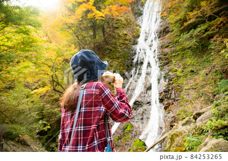 紅葉の滝を見て休憩するミドル女性 84253265