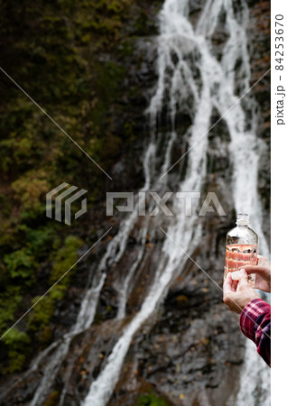 滝の前で休憩する女性 滝の前で休憩する女性 84253670