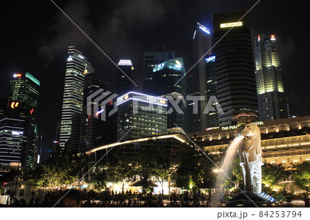 シンガポール マリーナ・ベイの夜景スポット　長巨大リゾートホテル　マリーナベイサンズとマーライオン 84253794