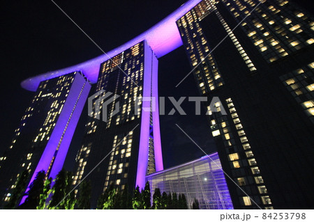 シンガポール マリーナ・ベイの夜景スポット 長巨大リゾートホテル マリーナベイサンズとマーライオン シンガポール マリーナ・ベイの夜景スポット 長巨大リゾートホテル マリーナベイサンズとマーライオン 84253798