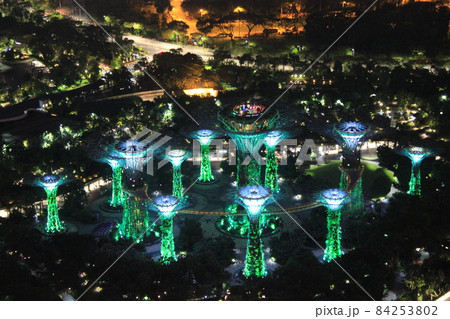 シンガポール マリーナ・ベイの夜景スポット　長巨大リゾートホテル　マリーナベイサンズとマーライオン 84253802