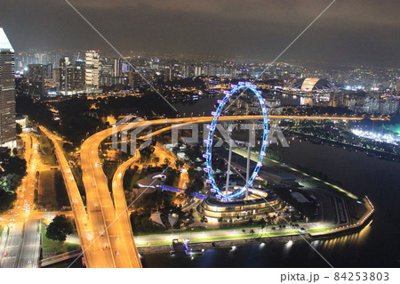 シンガポール マリーナ・ベイの夜景スポット　長巨大リゾートホテル　マリーナベイサンズとマーライオン 84253803