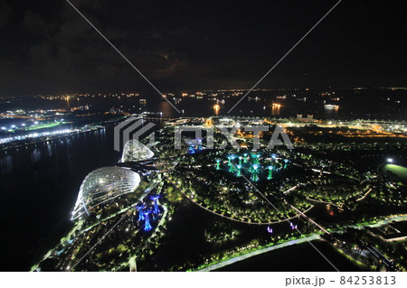 シンガポール マリーナ・ベイの夜景スポット 長巨大リゾートホテル マリーナベイサンズとマーライオン シンガポール マリーナ・ベイの夜景スポット 長巨大リゾートホテル マリーナベイサンズとマーライオン 84253813