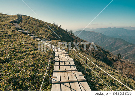 【徳島県】剣山の頂上のヒュッテからみる自然風景 登山 【徳島県】剣山の頂上のヒュッテからみる自然風景 登山 84253819