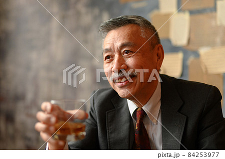 お酒を飲む お酒を飲む 84253977