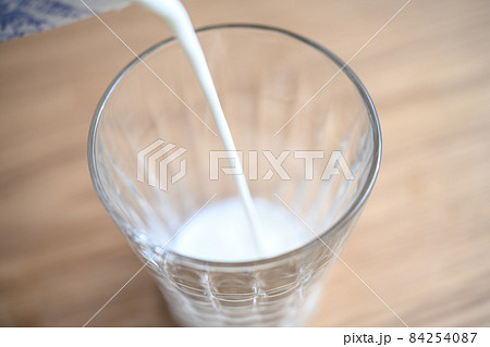 牛乳 84254087
