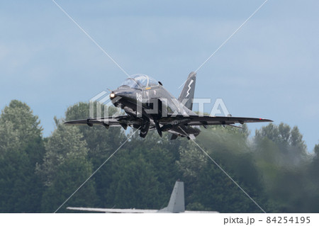 イギリス海軍BAeホークT1/A離陸 84254195