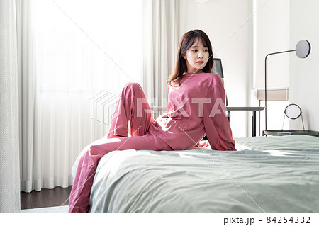 寝室の女性 84254332