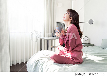 寝室の女性 84254333