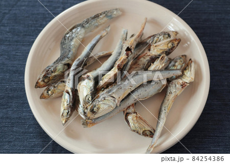 皿の上の煮干し 皿の上の煮干し 84254386