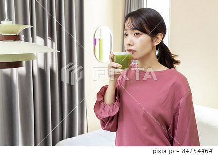 グリーンスムージーを飲む女性 グリーンスムージーを飲む女性 84254464