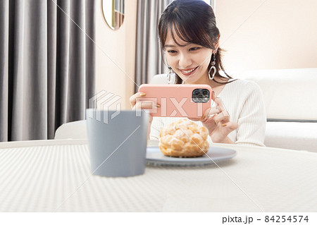 スイーツの撮影をする女性 84254574