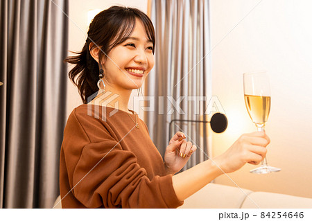 シャンパンを飲む女性 84254646