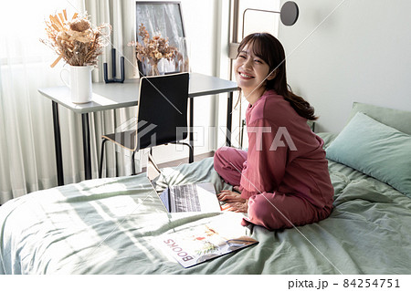 寝室の女性 84254751